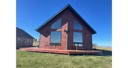Great family retreat with scenic mountain views - minutes to town!