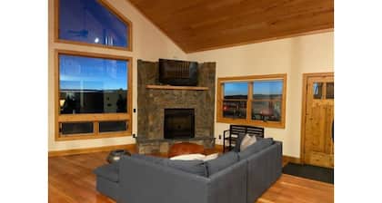 Great family retreat with scenic mountain views - minutes to town!