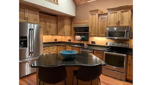 Private kitchen - Great family retreat with scenic mountain views - minutes to town! (Lewistown)