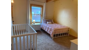 Room - Great family retreat with scenic mountain views - minutes to town! (Lewistown)