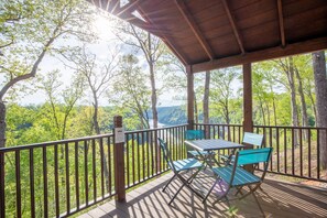 Outdoor dining - Lake View Country Cabin at Bear Bluff Retreat (Walling)