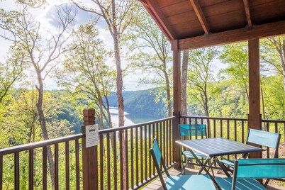 Lake View Country Cabin at Bear Bluff Retreat