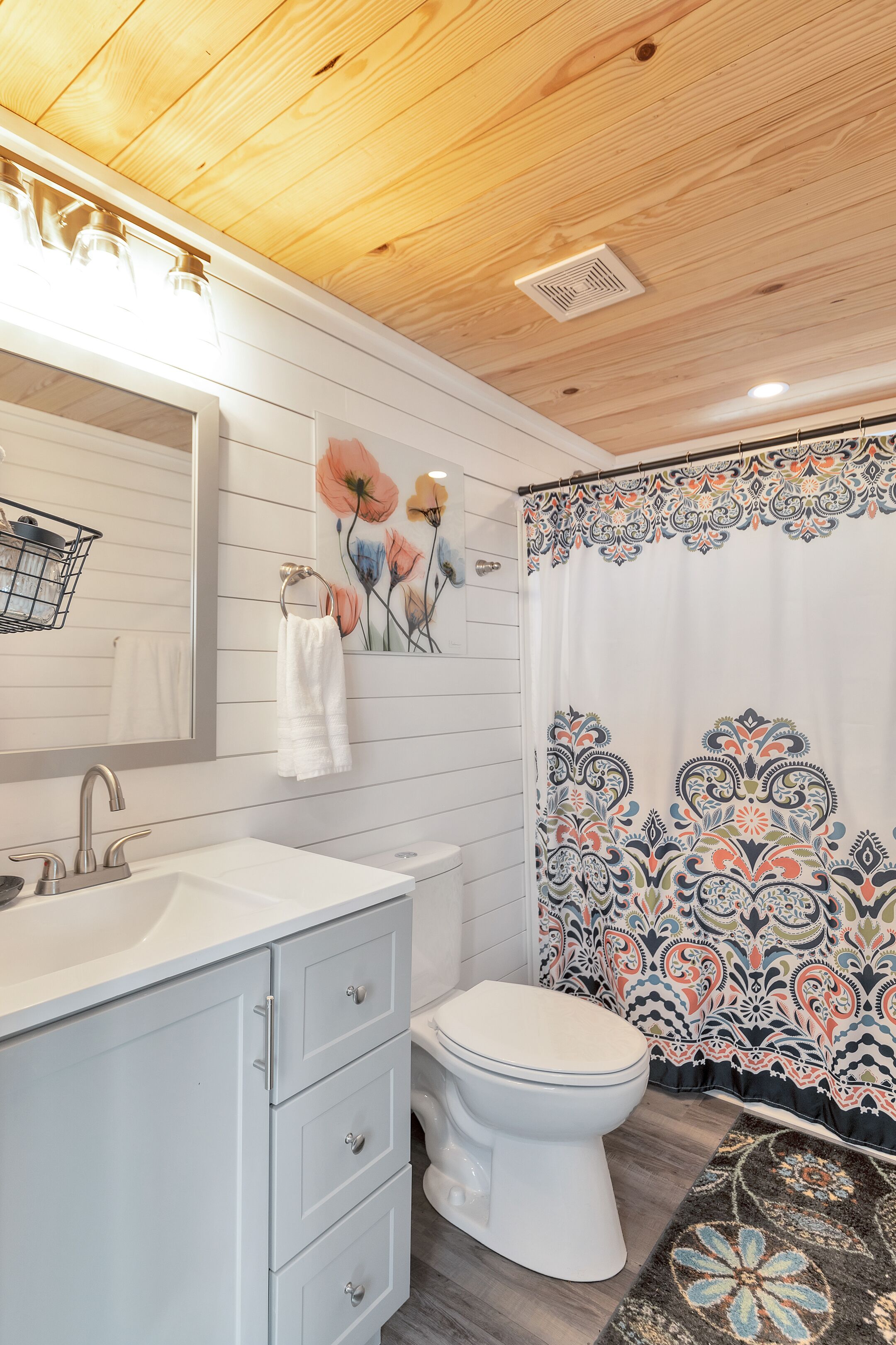 Shower, soap, shampoo, toilet paper