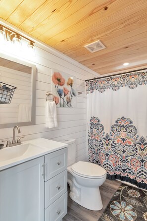 Shower, soap, shampoo, toilet paper - Lake View Country Cabin at Bear Bluff Retreat (Walling)