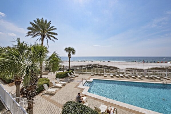 Alberca techada y alberca al aire libre