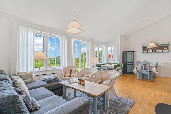 Een televisie en een open haard