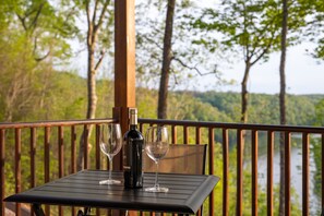 Outdoor dining - Lake View Nature Cabin at Bear Bluff Retreat (Walling)