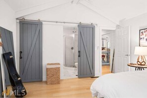 3 makuuhuonetta, työpöytä, silitysrauta/-lauta, Wi-Fi