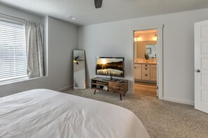 3 bedrooms, iron/ironing board, free WiFi, bed sheets - Cozy house for families and friends. Situated in a peaceful neighborhood. (Meridian)