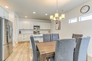Dining - Cozy house for families and friends. Situated in a peaceful neighborhood. (Meridian)