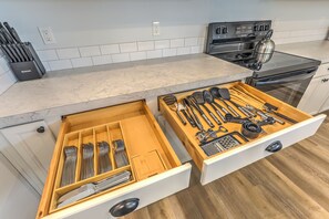 Fridge, microwave, oven, stovetop - Cozy house for families and friends. Situated in a peaceful neighborhood. (Meridian)