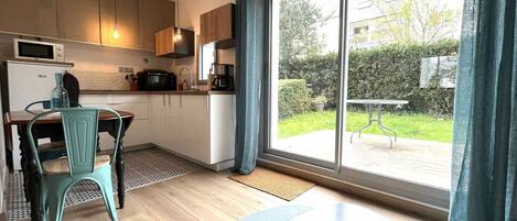 Fridge, oven, toaster, cookware/dishes/utensils