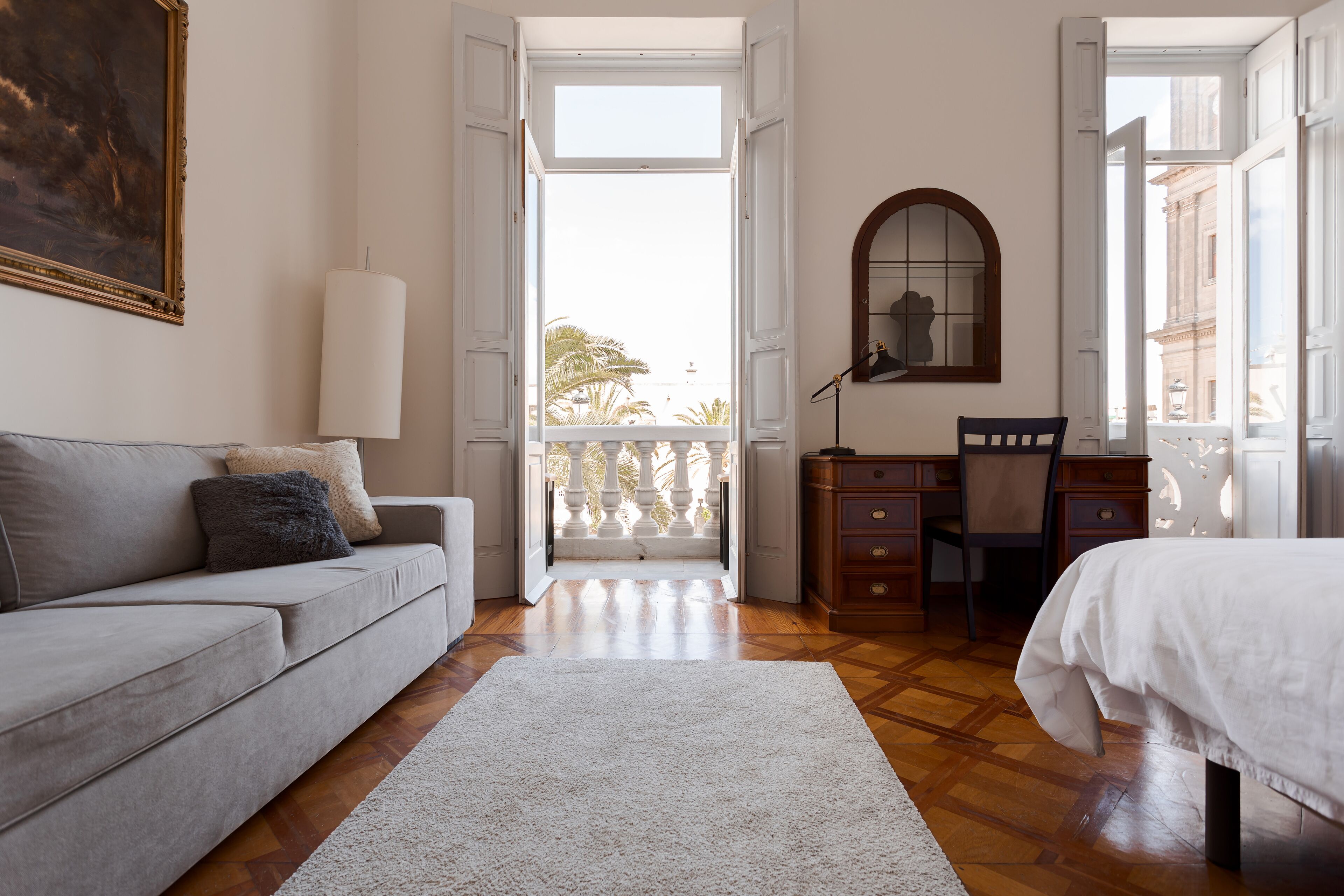 Panorama driepersoonskamer, balkon, uitzicht op stad | Een strijkplank/strijkijzer, reisbedje, gratis wifi, beddengoed