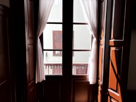 设计三人房, 阳台, 城市景观 | 熨斗/熨衣板、旅行婴儿床、免费 WiFi、床单