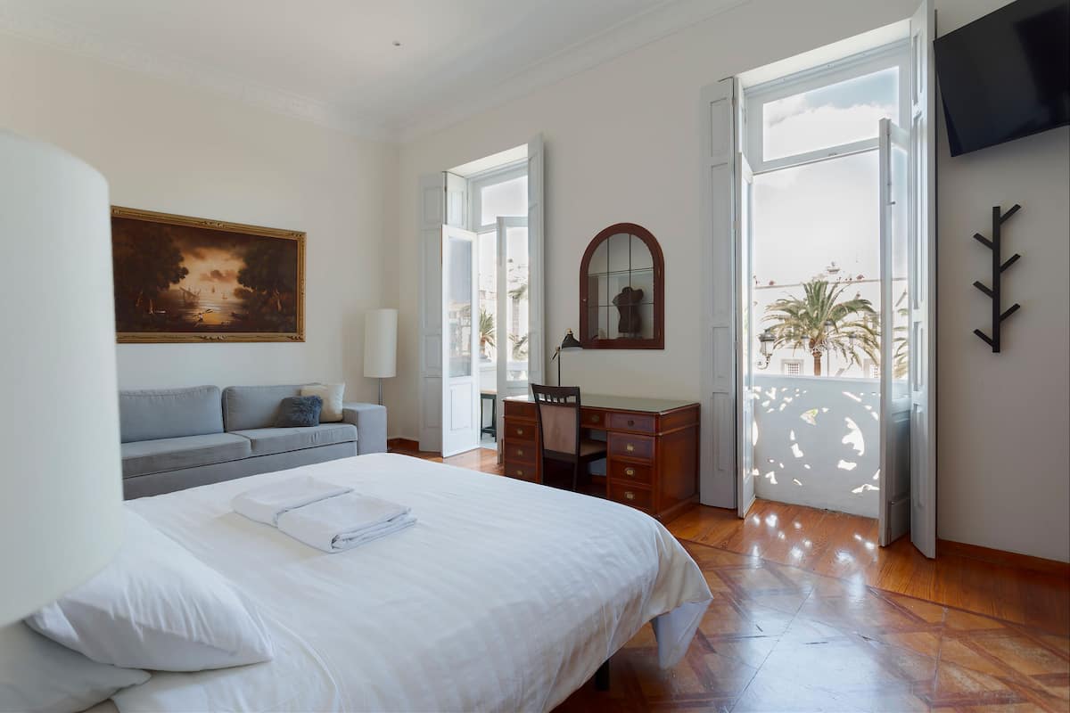 Habitació triple panoràmica, balcó, vistes a la ciutat | Planxa i posts de planxar, un bressol de viatge i wifi gratuïta