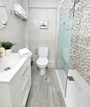 Een douche, een haardroger, handdoeken, zeep