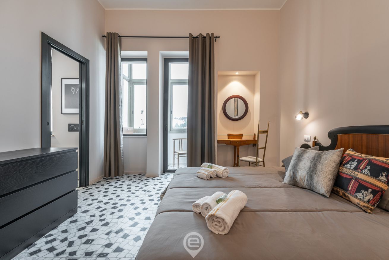 1 Schlafzimmer, Schreibtisch, schallisolierte Zimmer