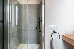 Een douche, een haardroger, een bidet, handdoeken