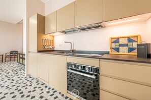 Fridge, oven, stovetop, dishwasher