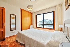 2 habitaciones, tabla de planchar con plancha, cuna de viaje y wifi 
