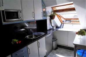 Een koelkast, een microgolfoven, een oven, een vaatwasser