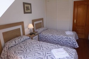 2 makuuhuonetta, silitysrauta/-lauta, vauvan matkasänky, Wi-Fi