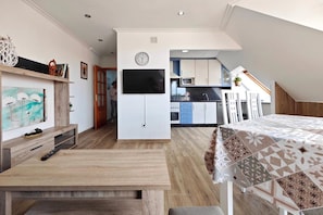 Ein modernes Loft-Apartment mit Küche, Essbereich und Wohnbereich.