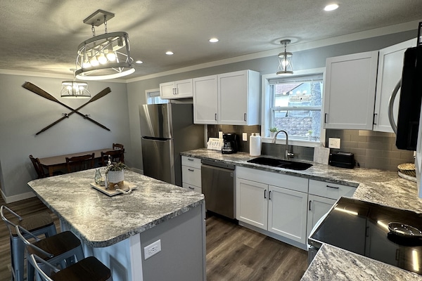 Een koelkast, een magnetron, een oven, een kookplaat