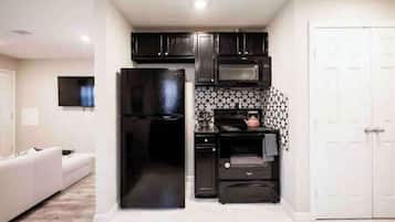 Frigorifero, microonde, forno, piano cottura