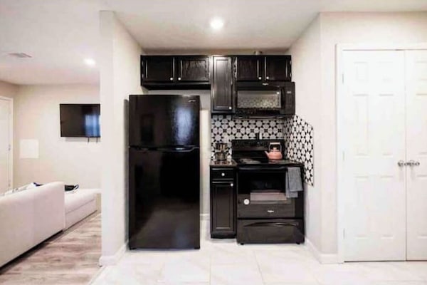 Een koelkast, een microgolfoven, een oven, een kookplaat