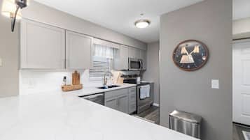 Jääkaappi, mikroaaltouuni, uuni, liesi