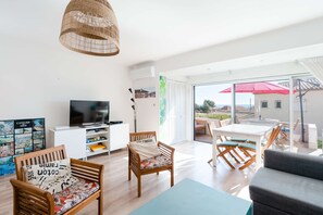 TV - SP25-Cosy air-conditioned family house with WIFI access included and sea view (SAINT PIERRE LA MER)