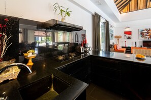 Frigorífico, microondas, horno y placa de cocina