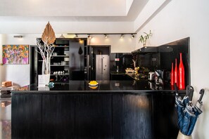 Kjøleskap, mikrobølgeovn, ovn og kokeplater