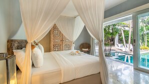 Un dormitorio con cama con dosel, un ventanal con vistas a una piscina y un panel decorativo en la pared.