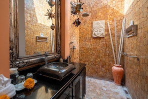 Shower, towels - VAIANA (Seminyak)