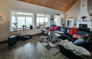TV, fireplace - Gorgeous home in Uddevalla with sauna (uddevalla)