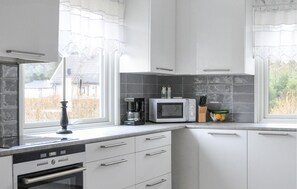 Frigorífico, lavavajillas y cafetera o tetera