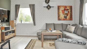 Fernseher, Kamin, Stereoanlage