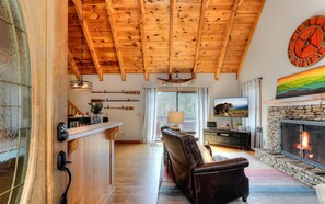 TV, fireplace, foosball, books - Wanderer's Den - Peaceful mountain views, Wifi, and homey comforts! (Jasper)