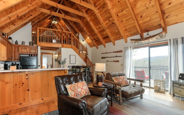 TV, fireplace, foosball, books - Wanderer's Den - Peaceful mountain views, Wifi, and homey comforts! (Jasper)