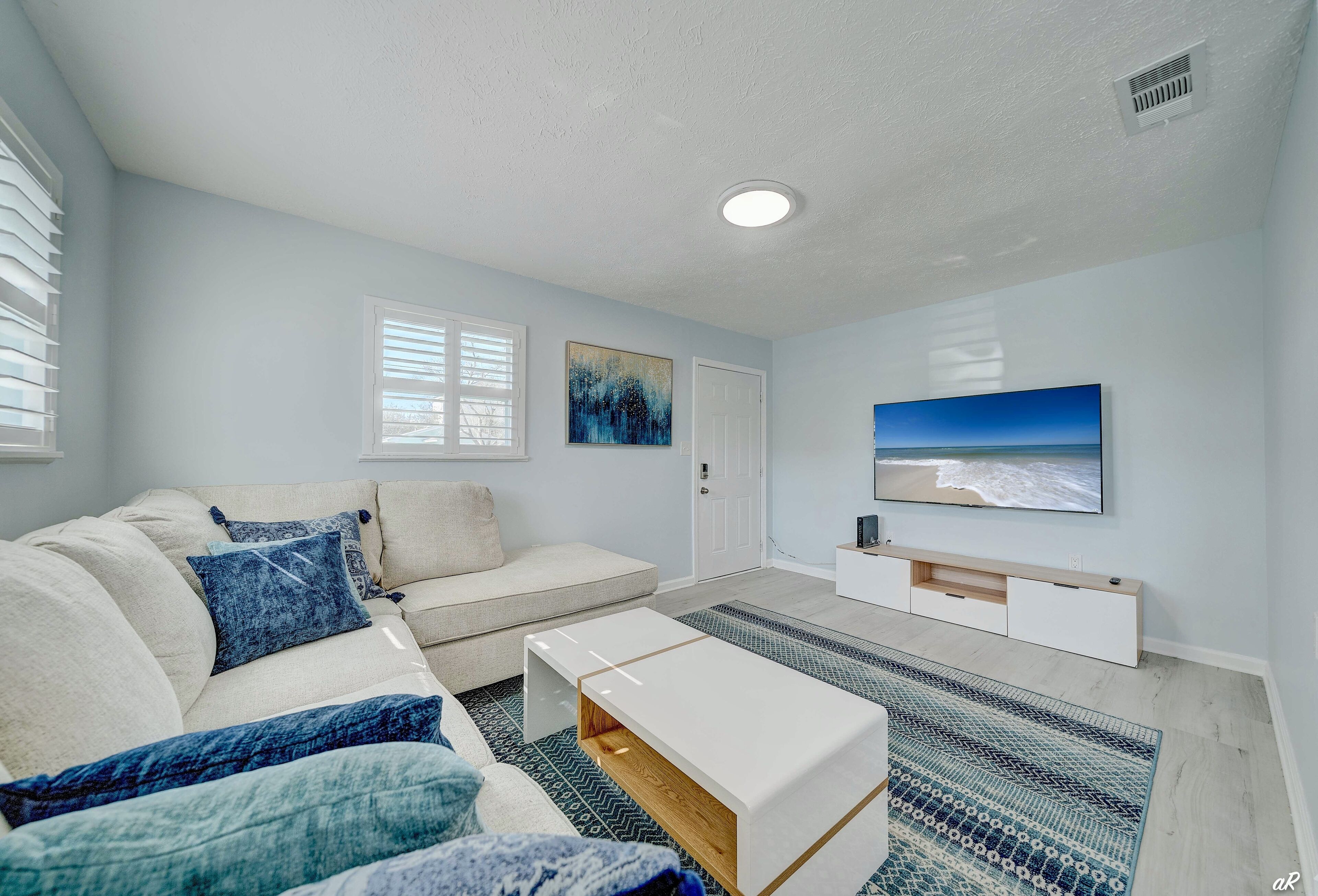 3 minute Walk to the Beach sleeps 4 private Backyard Patio- Sunset A