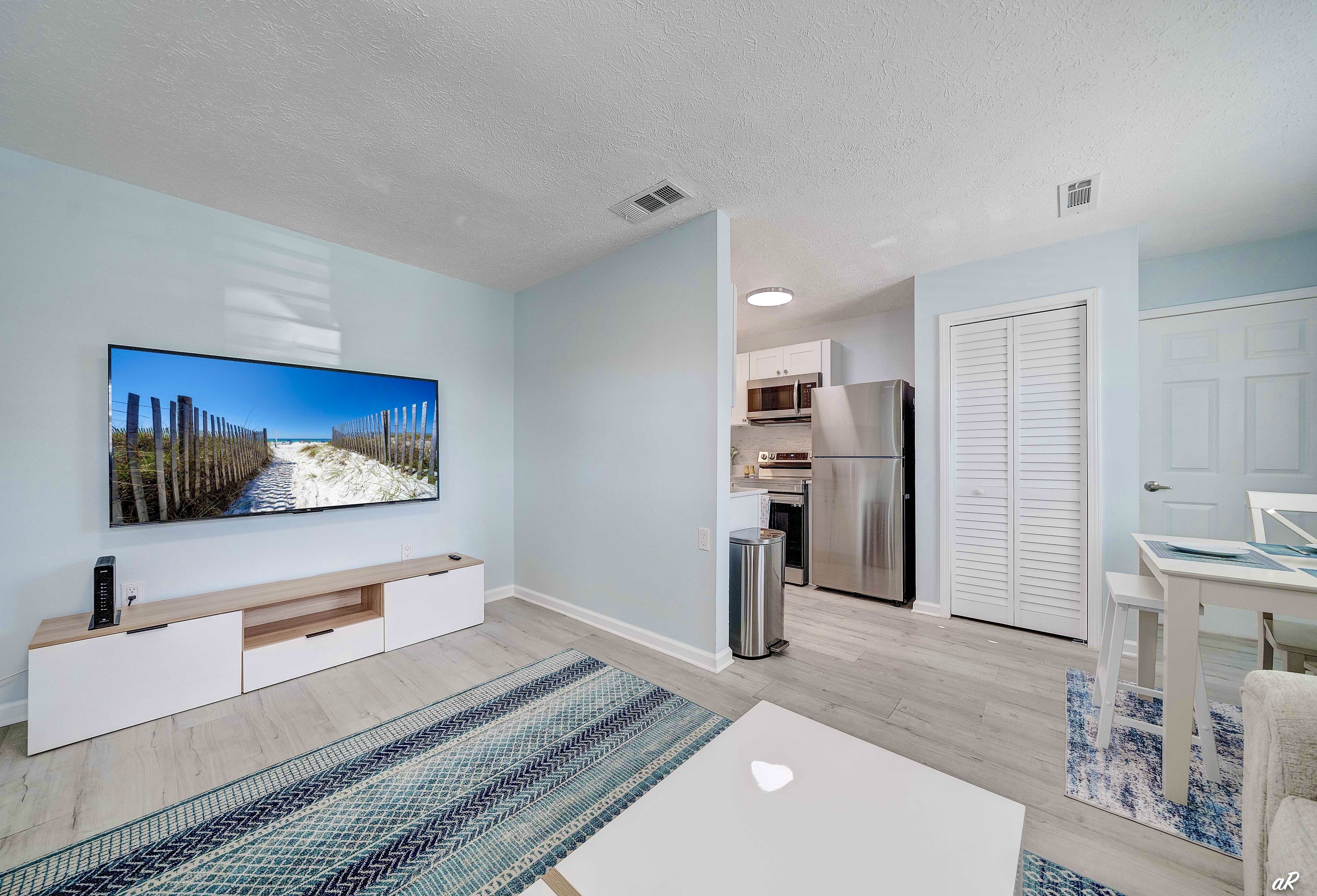 3 minute Walk to the Beach sleeps 4 private Backyard Patio- Sunset A