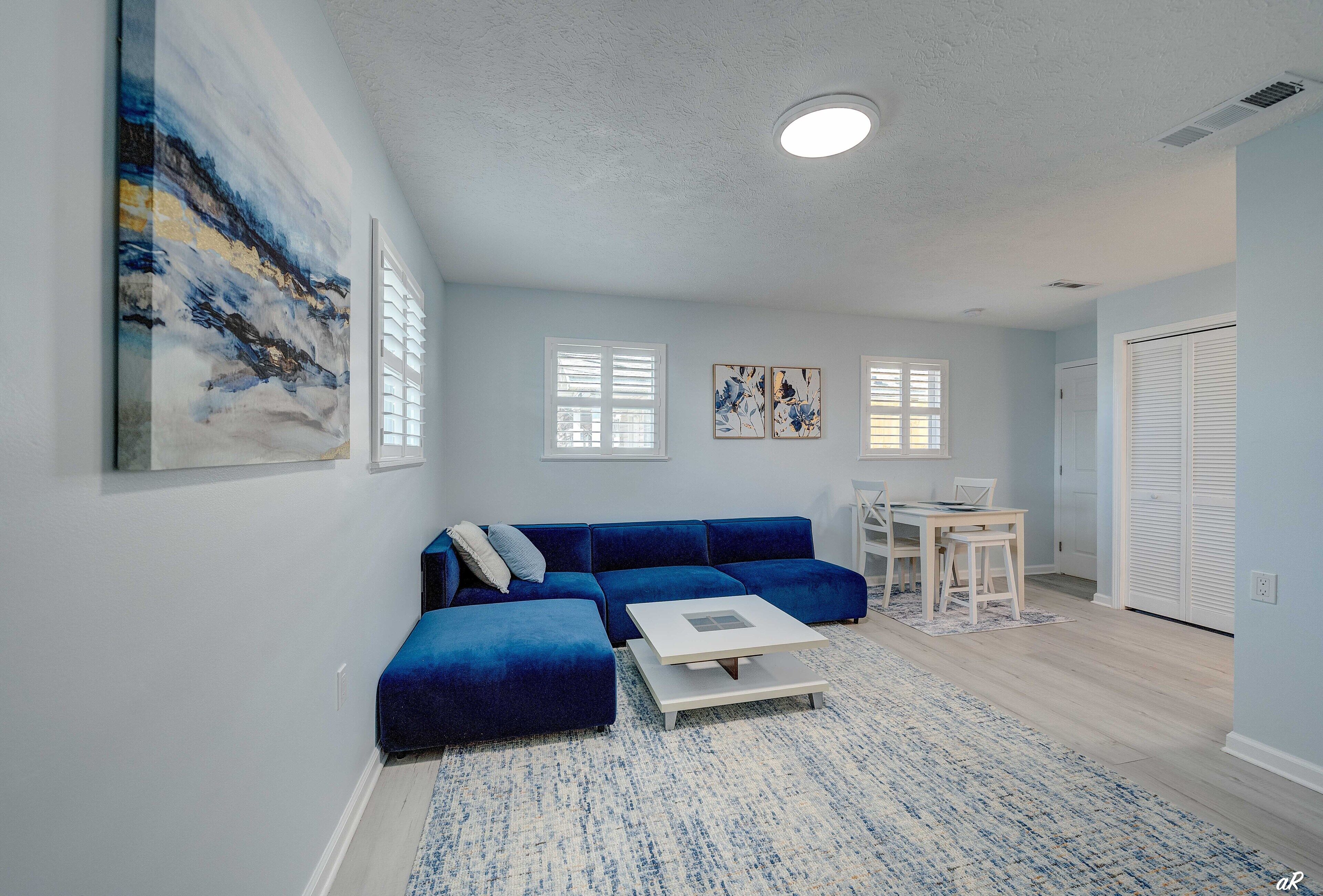 3 minute walk to the beach sleeps 3 backyard Patio w shower- Sunset B