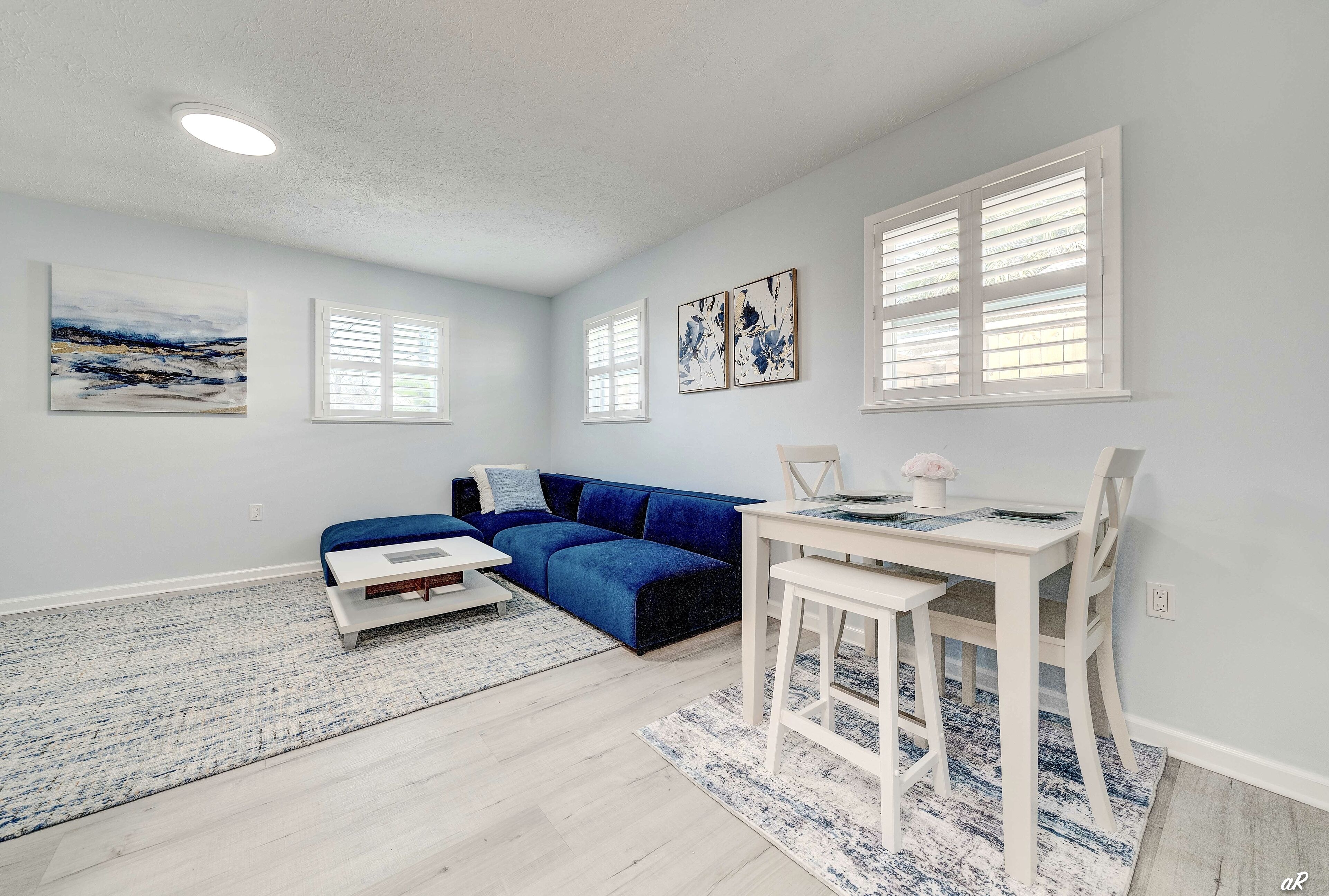 3 minute walk to the beach sleeps 3 backyard Patio w shower- Sunset B