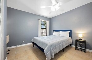 2 bedrooms, desk, travel crib, free WiFi - Cozy Home-Centrally located-pet friendly 10min from airport & 2min from FGCU (Fort Myers)