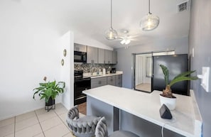 Jääkaappi, mikroaaltouuni, uuni, liesi