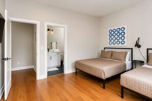 4 slaapkamers, een strijkplank/strijkijzer, reisbedje, wifi