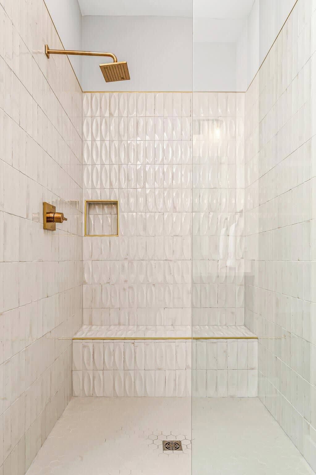 Douche, séchoir à cheveux, serviettes fournies, shampooing