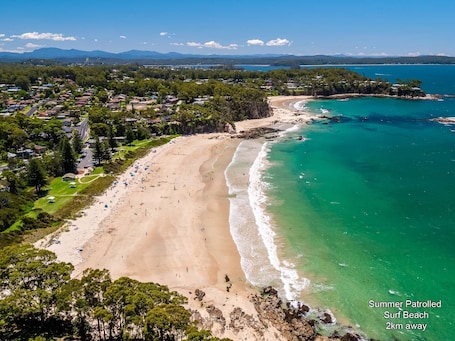 Beach. 4 bedroom Hampton style home with theatre room. Close to CBD and beaches
